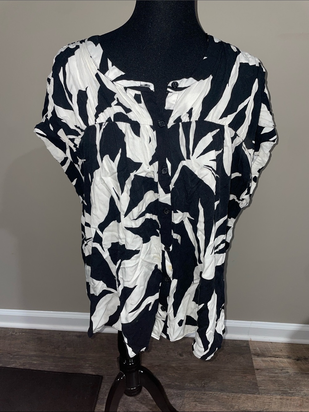 Rose & Olive Black and White Botanical Button-Front Shirt